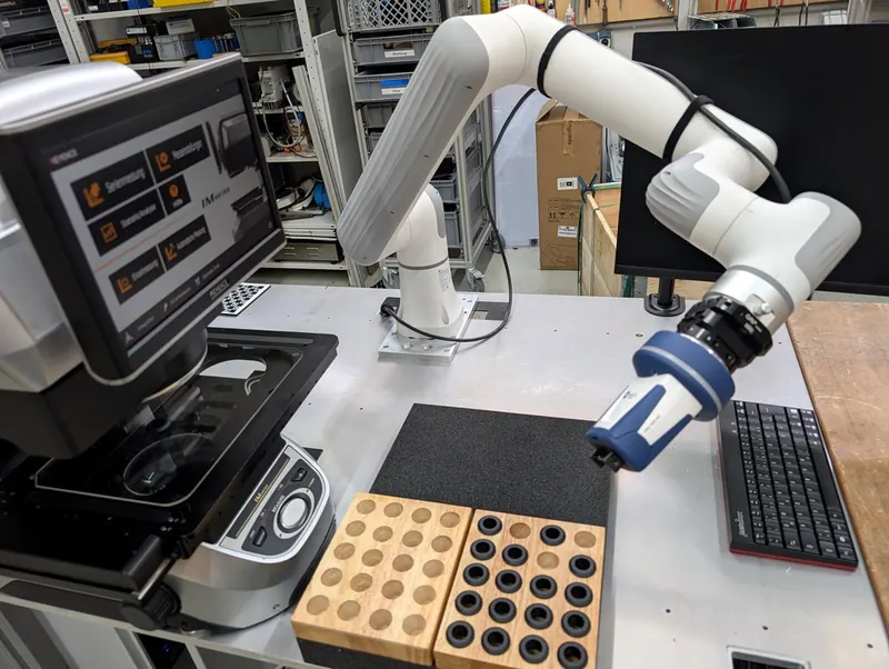 Cobot belädt eine Messmaschine